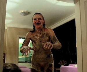 СТАРУХА В ВАННОЙ